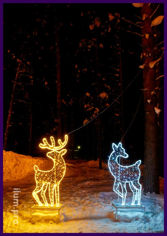 Световые фигуры оленей с гирляндами и дюралайтом на стартовой площадке лыжной трассы