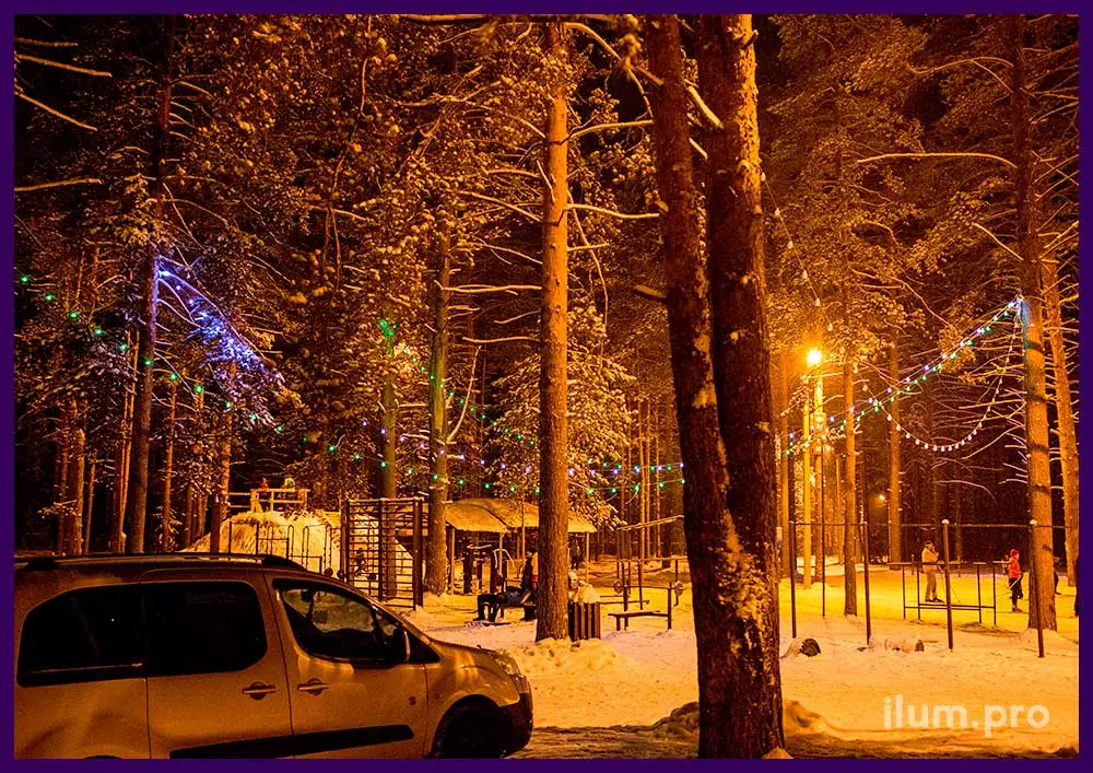 Светодиодная гирлянда с крупными лампочками для деревьев в парке на Новый год