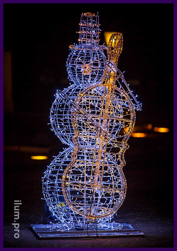Светящаяся объёмная фигура снеговика с музыкальным инструментом из гирлянд на каркасе из алюминия