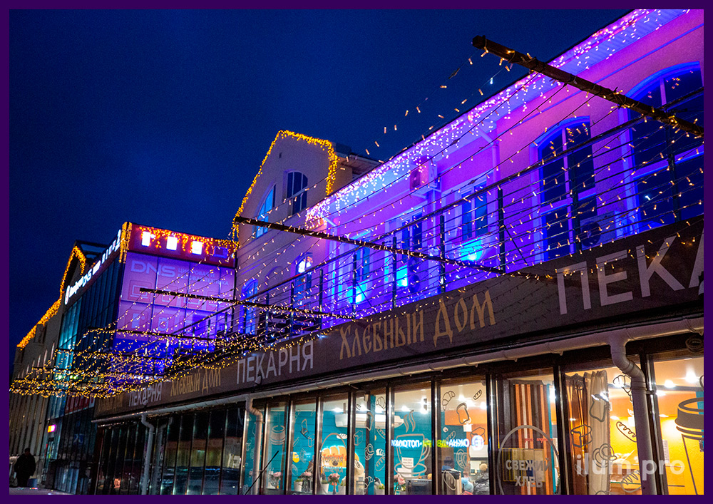 Новогодняя подсветка фасада торгового центра светодиодными гирляндами с мерцанием