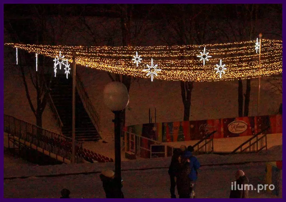 Украшение катка на Новый год светодиодными гирляндами и звёздами из дюралайта белого цвета