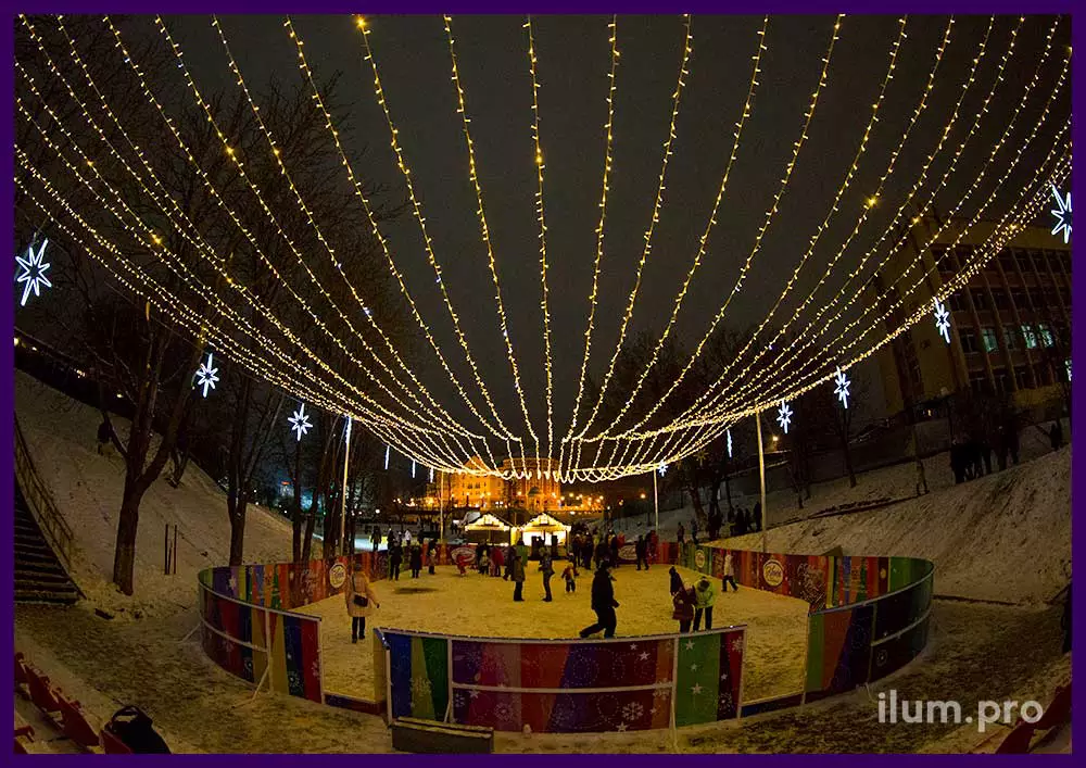 Украшение катка гирляндами и звёздами - новогодняя подсветка в Рязани