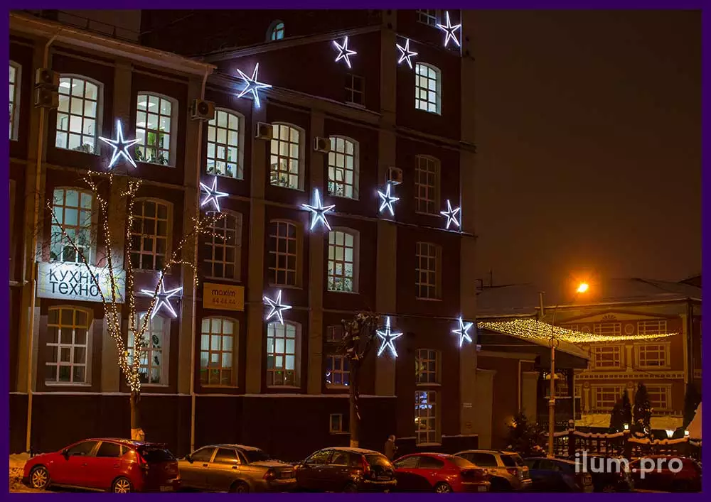 Светящиеся звёзды на фасаде здания в Иваново на Новый год