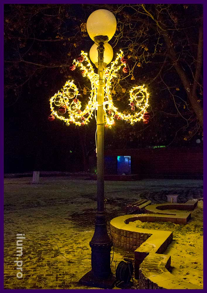 Консоль в форме люстры на новый год - украшение фонарей на городской площади