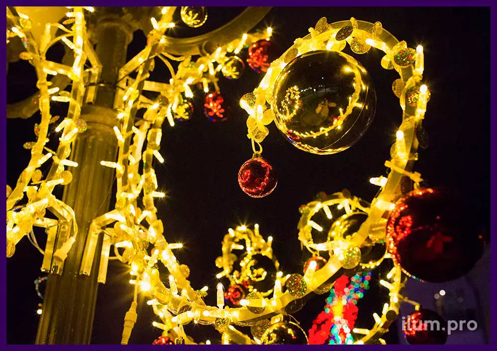 Светящиеся люстры для фонарей - декоративные консоли с гирляндами и шарами красного и золотого цвета