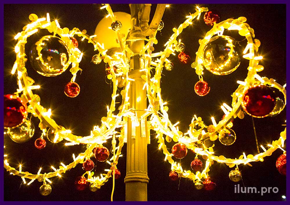 Праздничные украшения городов - светодиодные консоли в форме люстр с глянцевыми шарами