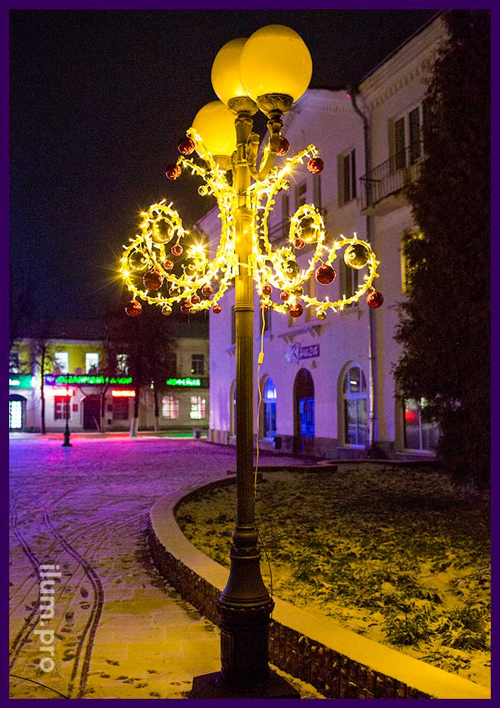 Светящиеся украшения для улицы - консоли в форме люстры с разноцветными шарами и блёстками