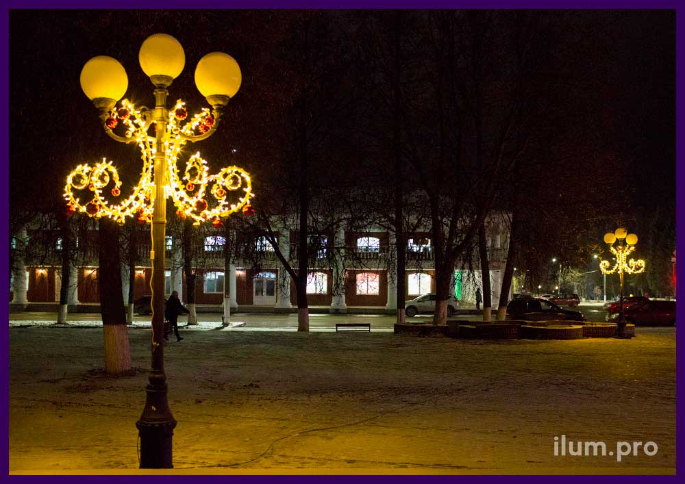 Светящиеся украшения для улицы - консоли на столбах в форме тёпло-белых люстр с шарами