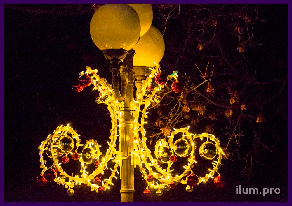 Консоли тёпло-белые с золотыми и красными шарами для украшения города на новогодние праздники