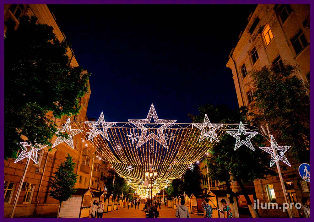 Гирлянды и светящиеся звёзды украшают пешеходную улицу в Рязани со звёздами и стробоскопами