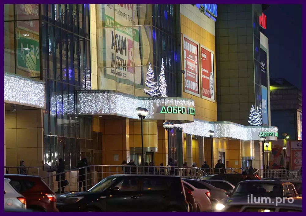 Световые фигуры на фасаде торгового центра в Воронеже
