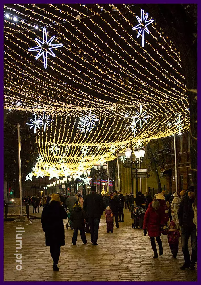 Новогоднее украшение Рязани на улице Почтовая светодиодными гирляндами звёздное небо