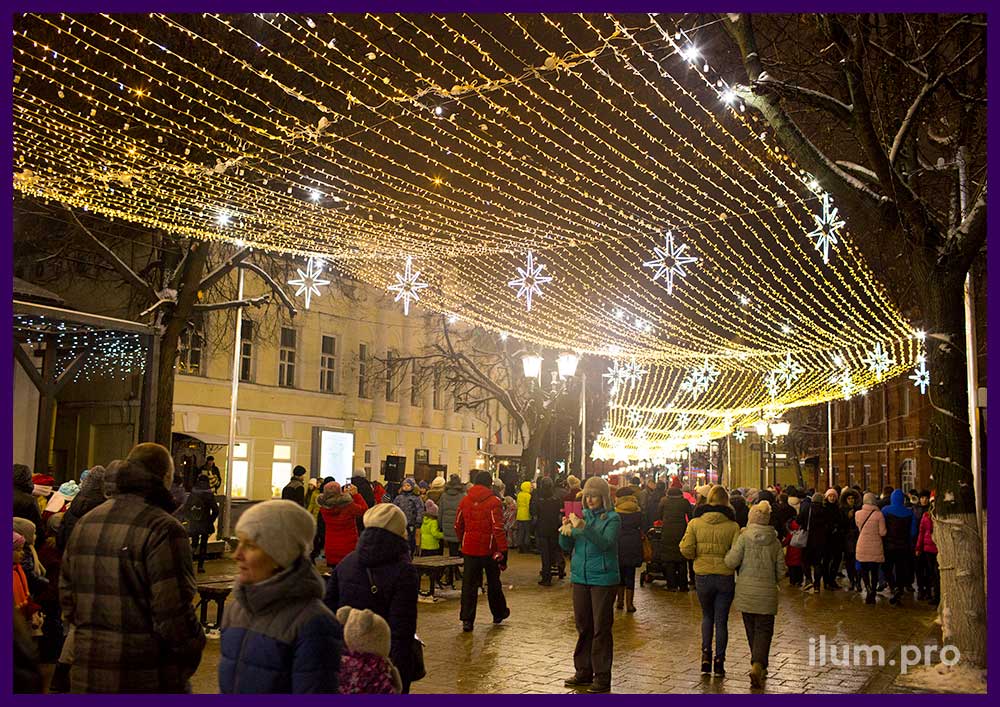 Светящиеся звёзды и гирлянды на улице Почтовая в Рязани на новогодние праздники