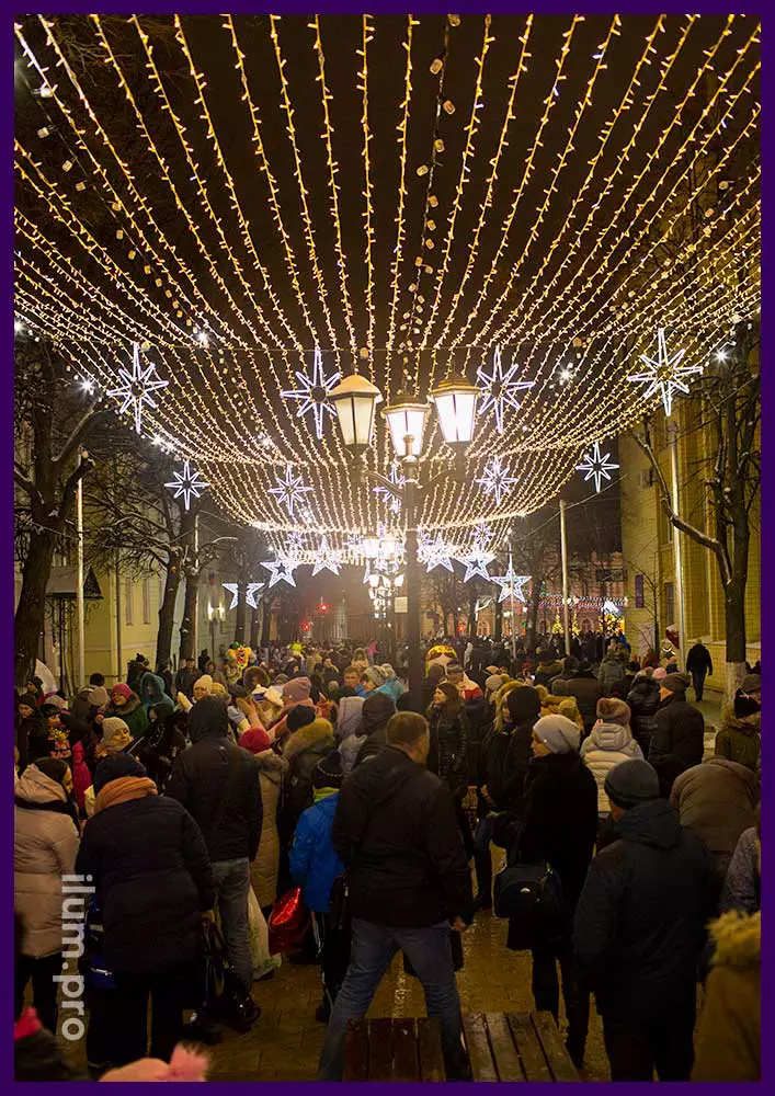 Новогодние гирлянды в Рязани на улице Почтовая, звёздное небо и стробоскопы