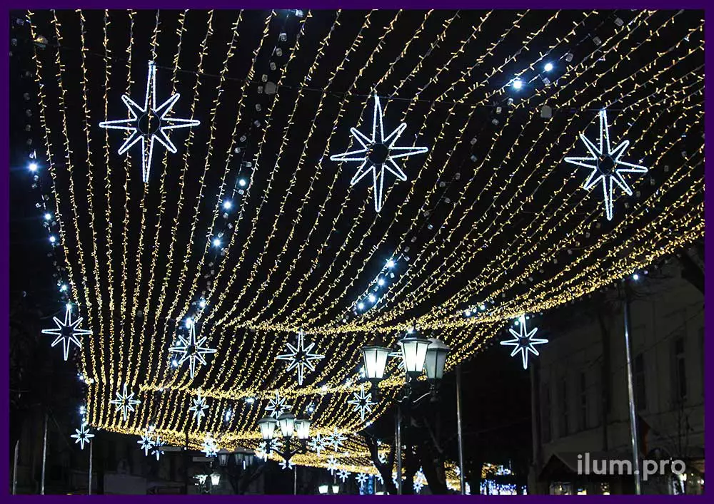 Звёздное небо из светодиодных гирлянд и белтлайта со строб-лампами на пешеходной улице