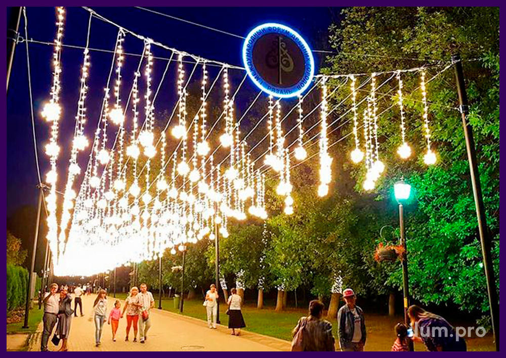 Звёздное небо из светодиодных гирлянд с белыми шарами на концах - украшение улицы в Рязани