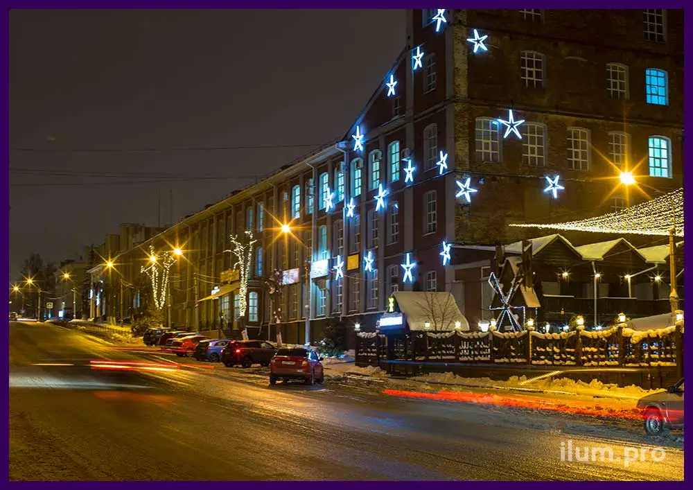 Украшение фасада здания в Иваново светодиодными гирляндами и светящимися звёздами