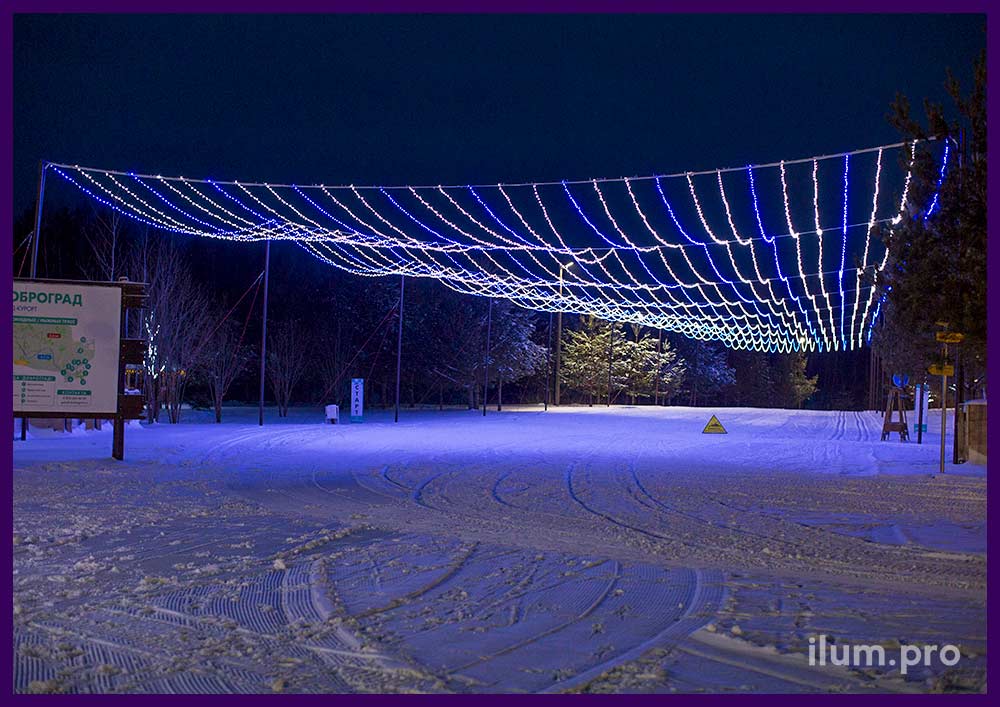 Звёздное небо в Доброграде на Новый год - гирлянды белого и синего цвета
