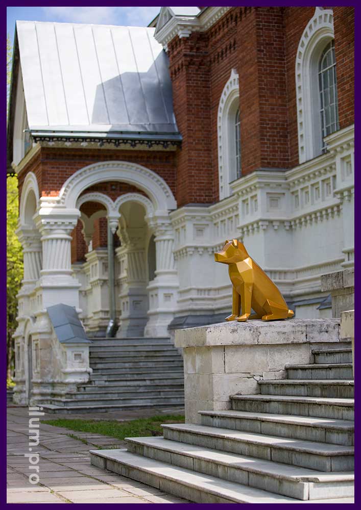 Металлическая полигональная фигура собаки - украшение входа в музей