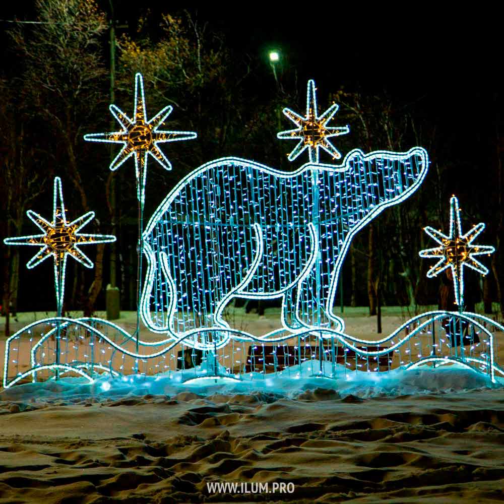 Новогоднее украшение города световой композицией с медведем и звёздами