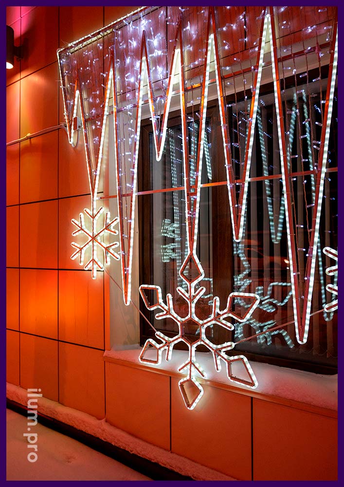 Консоль из металлического нержавеющего каркаса и гирлянд для украшения окна на праздники