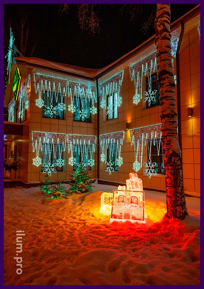Консоли декоративные с подсветкой уличными гирляндами и дюралайтом на окнах на Новый год