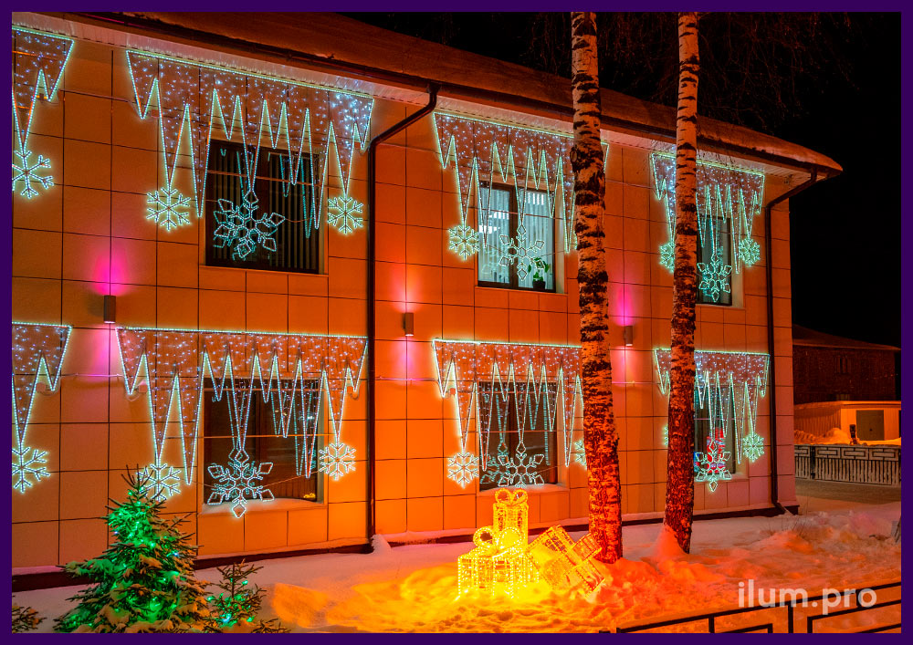 Новогодний декор фасада световыми консолями и большой рождественской звездой из дюралайта