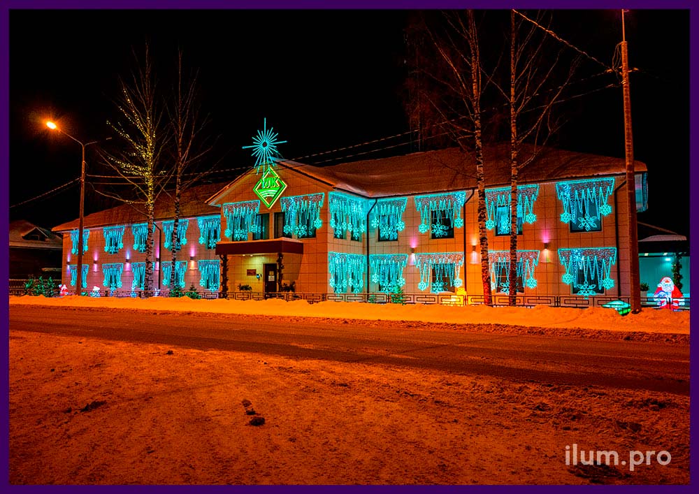 Декорирование светодиодными гирляндами фасада здания в Архангельской области на Новый год