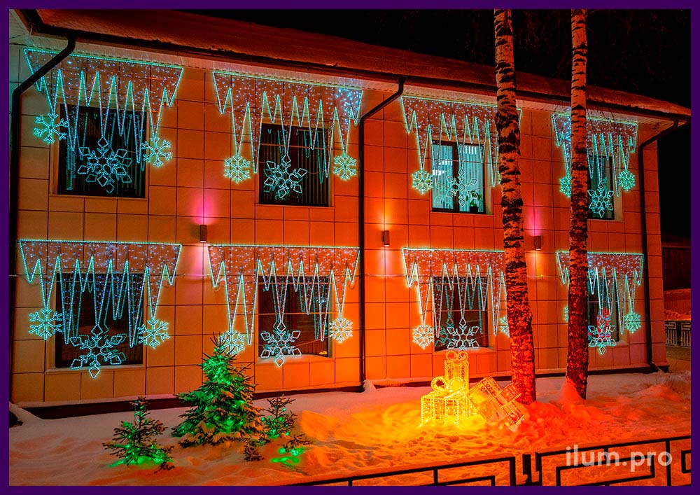 Новогоднее украшение бизнес-центра в Архангельской области световыми консолями с гирляндами и декорациями