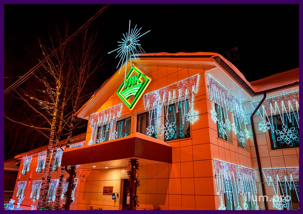 Новогоднее оформление здания световыми консолями в форме снежинок из гирлянд и дюралайта