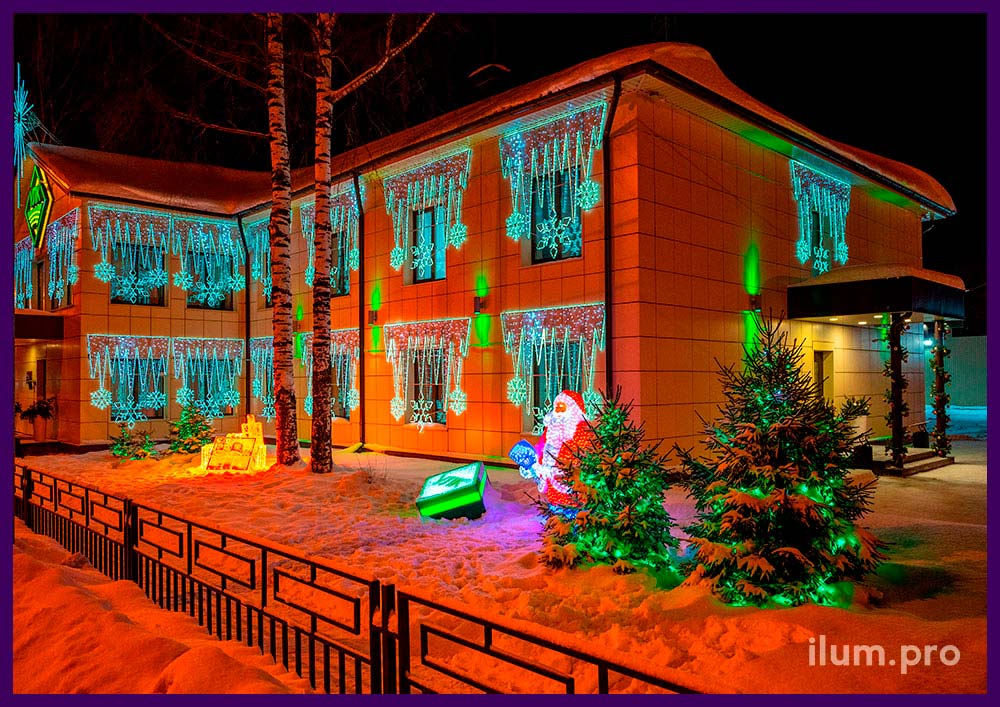 Подсветка фасада офисного здания в Архангельской области декоративными консолями с гирляндами и дюралайтом