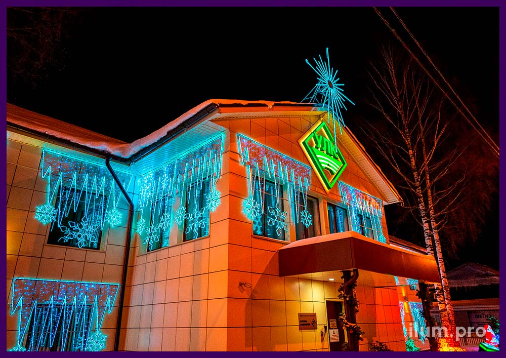 Рождественская звезда из гирлянд и световые консоли на фасаде бизнес-центра на Новый год