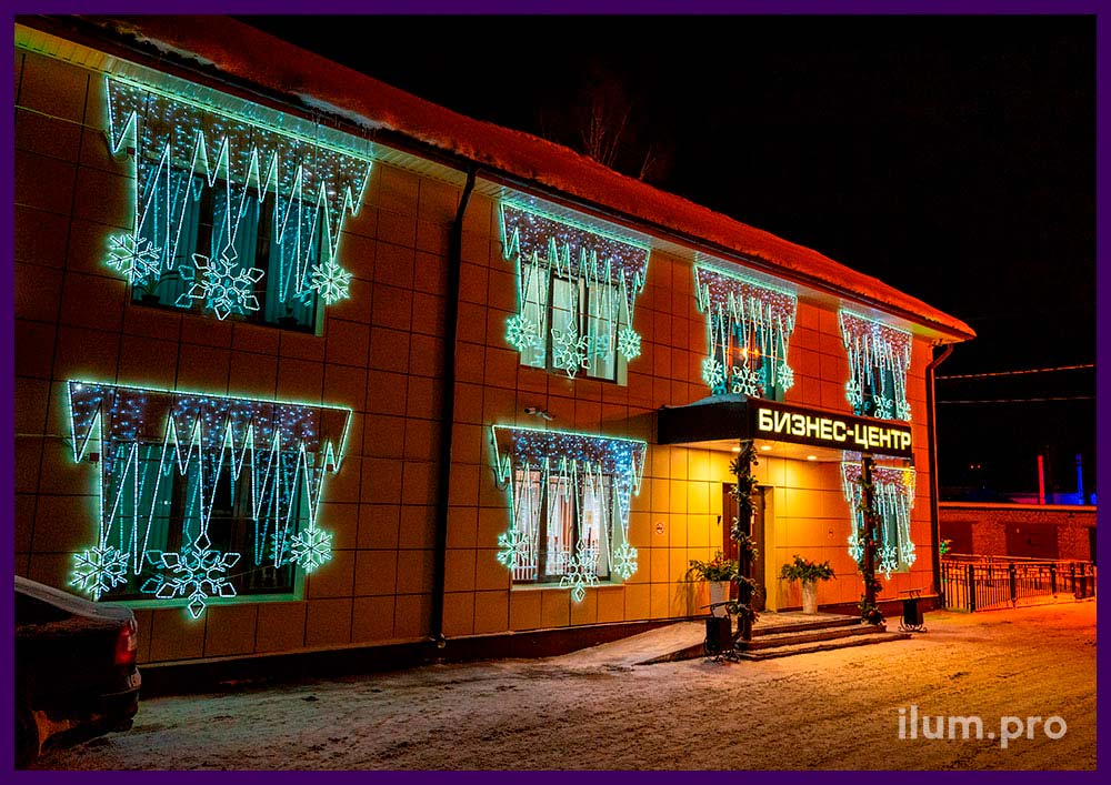 Световые консоли с сосульками и снежинками из гирлянд белого цвета на фасаде ГК УЛК