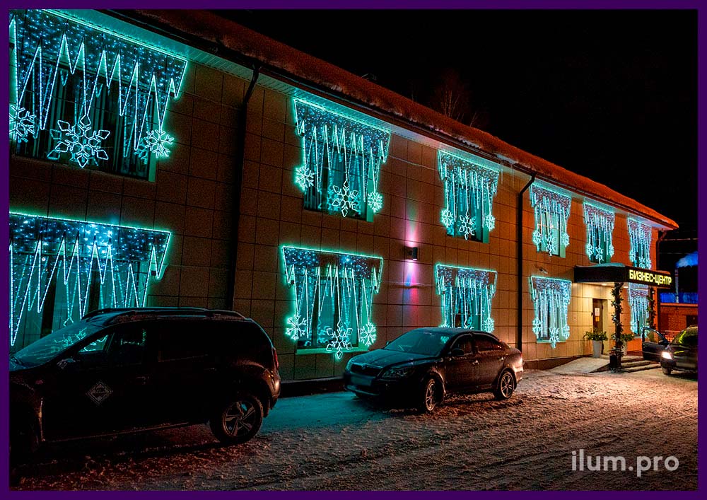 Украшение окон бизнес-центра световыми фигурами на Новый год, консоли со снежинками и сосульками