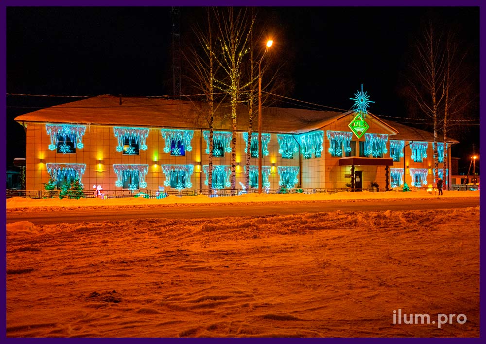 Новогоднее оформление фасада здания световыми консолями со снежинками из дюралайта и рождественской звездой