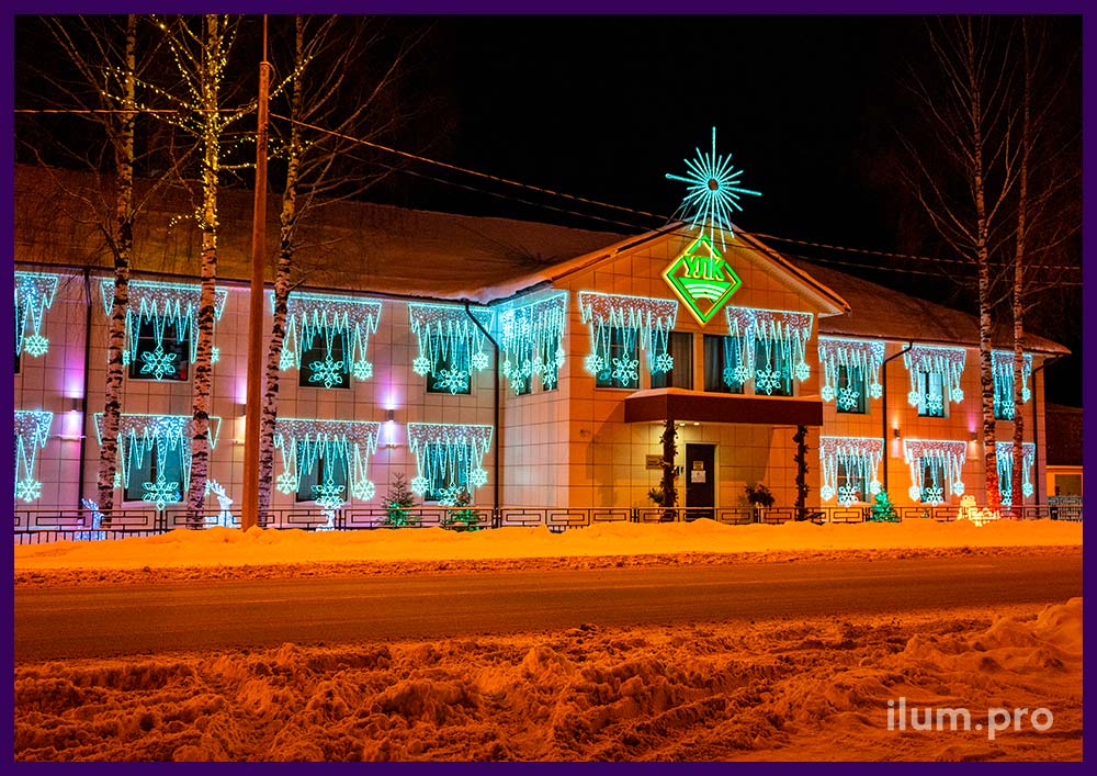 Светодиодные консоли со снежинками и рождественская звезда из гирлянд и дюралайта на фасаде бизнес-центра
