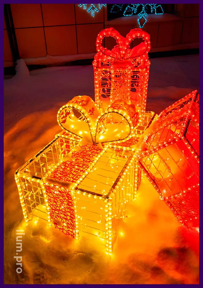 Новогодние световые фигуры в форме подарочных коробок разных цветов с гирляндами и дюралайтом