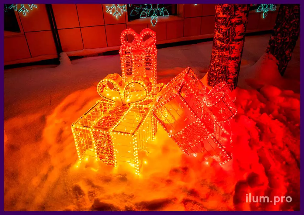 Новогодние световые фигуры в форме подарочных коробок с дюралайтом и гирляндами