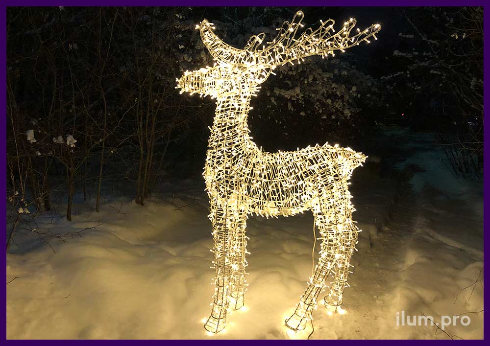 Светящийся олень с гирляндами на Новый год