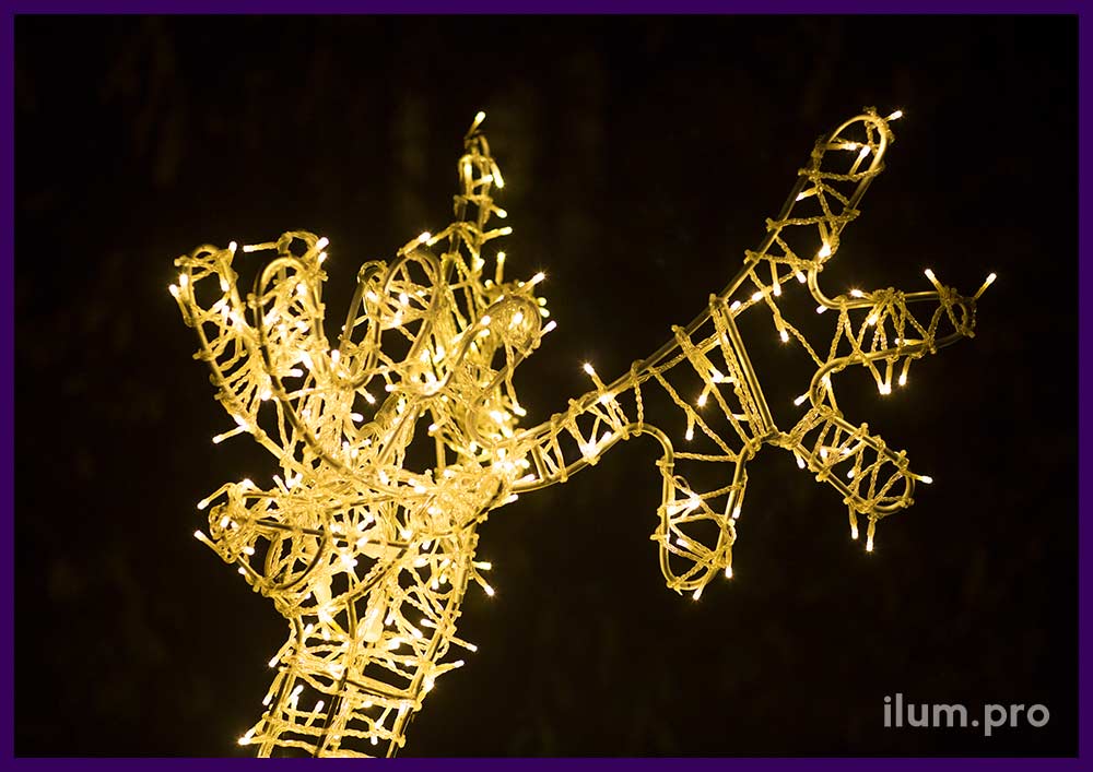 Новогодняя световая фигура оленя с гирляндами