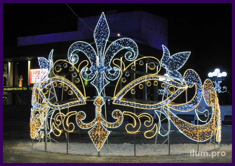 Уличный арт-объект на Новый год в форме маски с гирляндами и дюралайтом