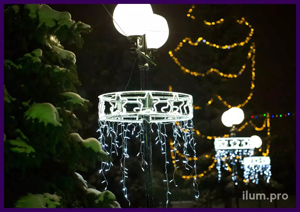Подсветка опор освещения в парке на Новый год консолями