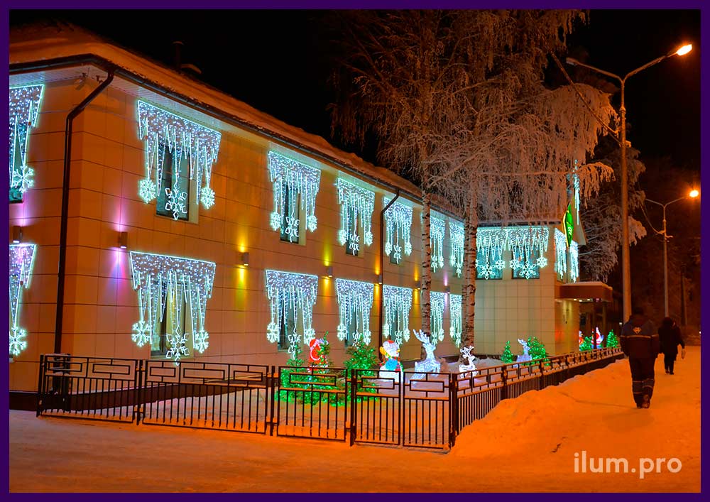 Украшение фасада офиса на Новый год в Устьянском районе, новогодние консоли