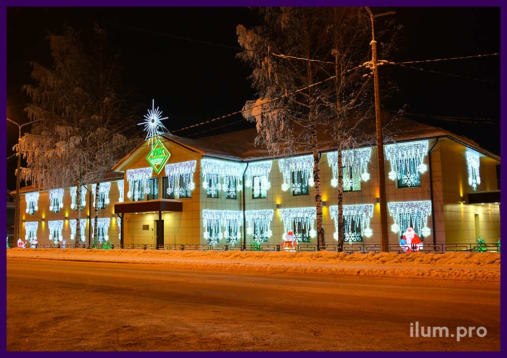 Светодиодные консоли на окнах и звезда на крыше офисного здания в Устьянском районе