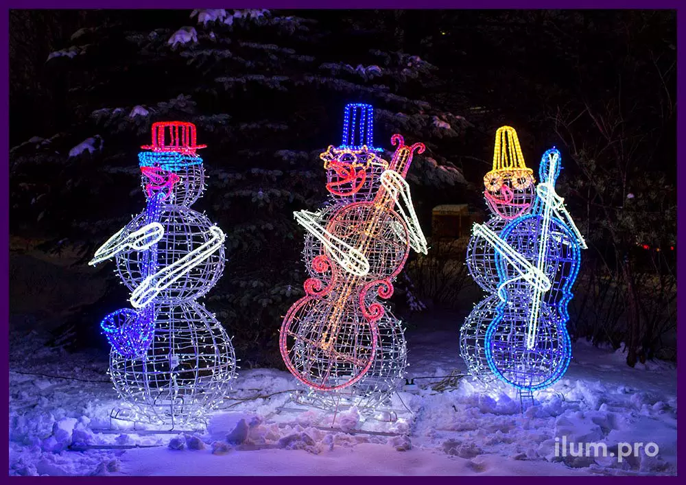 Светодиодные фигуры разноцветных снеговиков с гирляндами и дюралайтом на Новый год