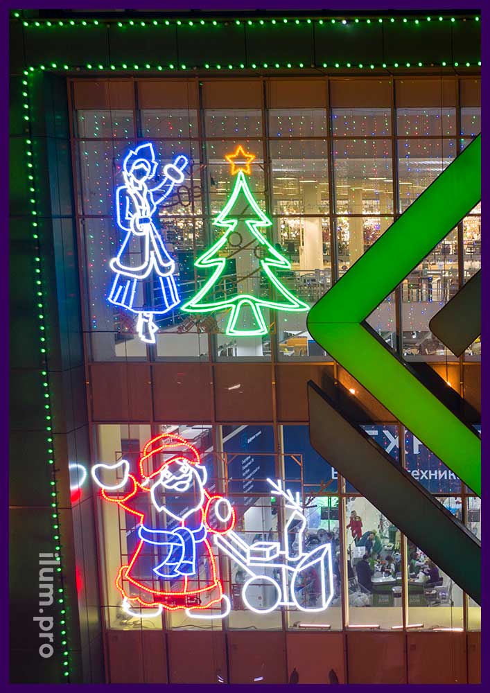 Новогоднее украшение фасада торгового центра в Москве световыми фигурами разных цветов