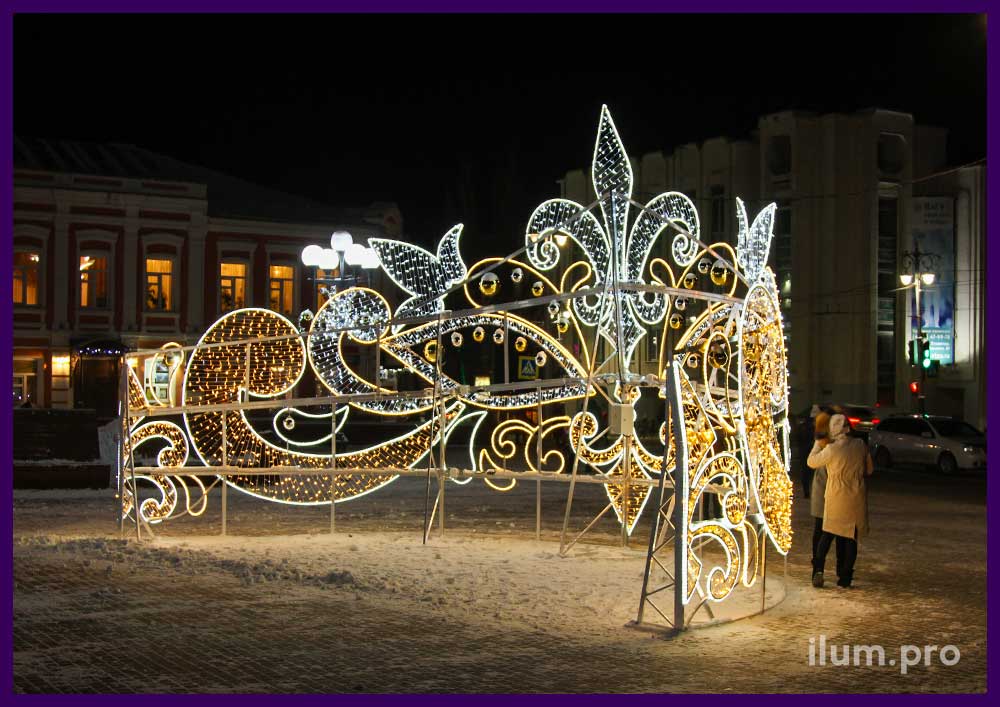 Светящаяся маска, корона из гирлянд, диадема на площади Владимира на Новый год