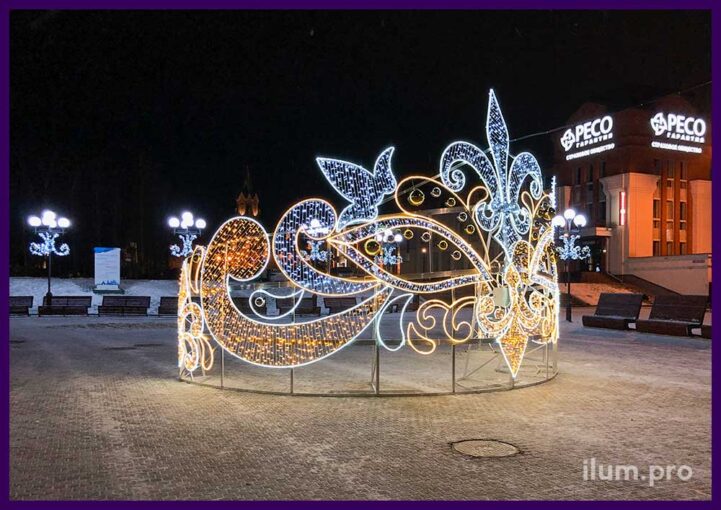 Украшение площади во Владимире к Новому году маской из гирлянд