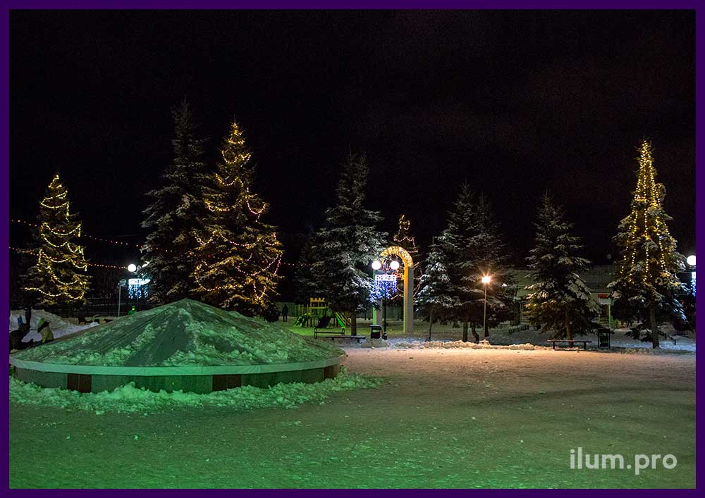 Светодиодная иллюминация для украшения городской площади, фонарей и деревьев в парке
