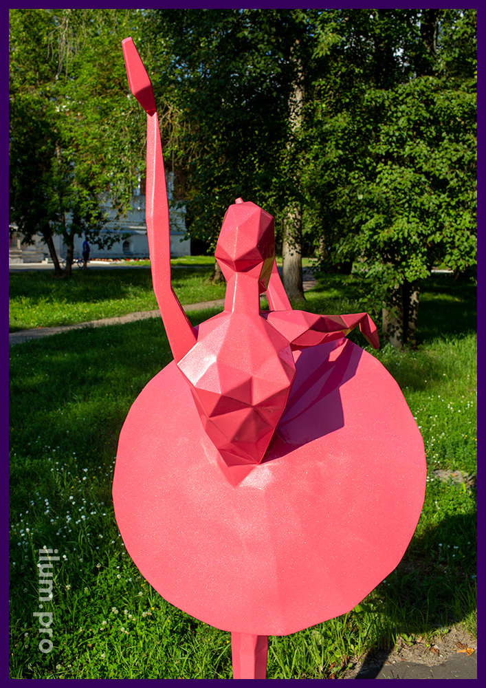 Полигональная скульптура балерины цвета фуксия из стали
